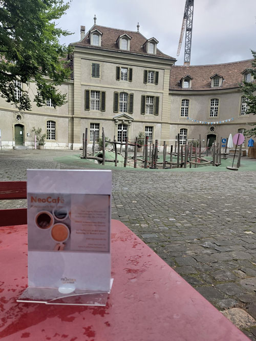 NeoCafé Tisch auf dem Spielplatz des Berner Generationen Haus